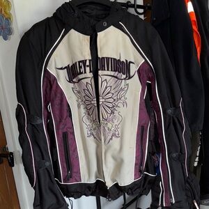 Harley-Davidson Women's Black and Cream Jacket
This coat is new without tags